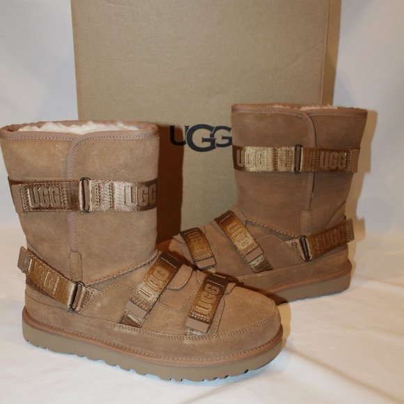 NIB UGG WOMEN'S MOTO STRAP SUEDE SHEARLING LINED CLASSIC SHORT BOOTS CHESTNUT‎ - Picture 1 of 9